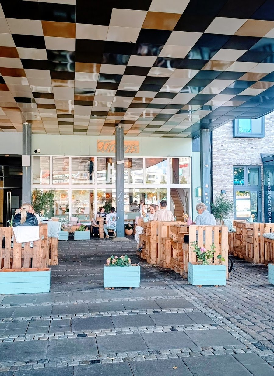 Tjorvi's Café Innenbereich & Schaukeln am Bootshafen Kiel